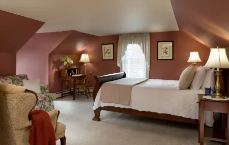 Inn at Pleasant Lake Отели в г. Саттон