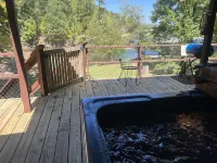 Lake Side Three Bedroom, Two Bath House on Lake Ouachita with Private Hot Tub. by RedAwning Hotels in Mount Ida