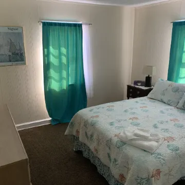 Queen Anne's Revenge at the Beach 3 Bedroom Cottage by RedAwning