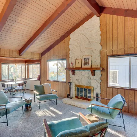 Crestline Cabin Mountain Views and Fire Pit!