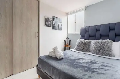 Dual Apts: 6BR by Medellín, Park, Dining, Nightlife, Fast WiFi & Self Checkin Hotels near Mall Vegas Plaza