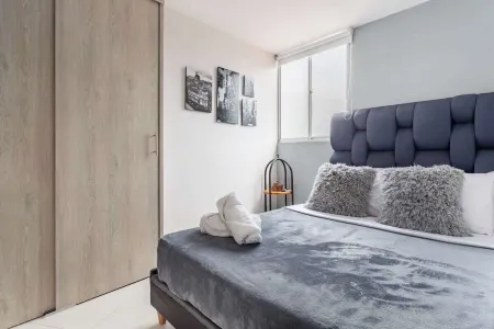 Dual Apts: 6BR by Medellín, Park, Dining, Nightlife, Fast WiFi & Self Checkin