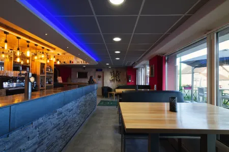 Logis Hôtel Centrotel et Spa Bulles d'Allier Отели в г. Над