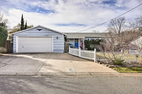 1 Mi to Main Street Sutter Creek Poolside Oasis! - Pet friendly