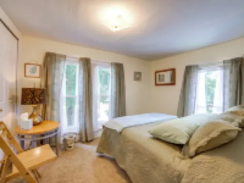 Fire Pit, BBQ & Yard: Family Home in Adrian Hotels in Adrian