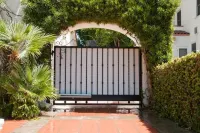 Beverly Hills Celebrity Home Hotel a 