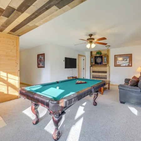 Deck and Mtn Views! Luxe Log Cabin in Waynesville