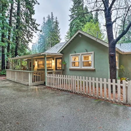 California Cottage < 4 Mi to Redwood Hiking Trails