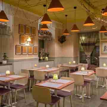 Lady Hamilton Apartments Dining/Meeting Rooms