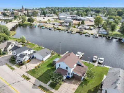 Waterfront Getaway with Boat Slip/Dock and Spectacular Sunsets on Ahnapee River アルゴマのホテル