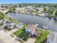 Waterfront Getaway with Boat Slip/Dock and Spectacular Sunsets on Ahnapee River Hotels in Algoma