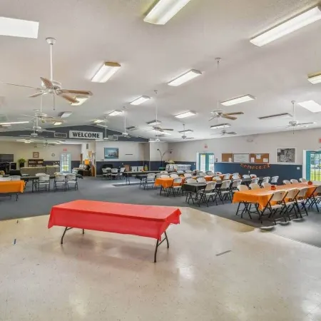 2 Bed Cozy Home, Dade City, Pickle Ball and Pool