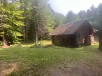 Very private log cabin nestled in the woods to unwind & unplug.