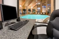 Baymont by Wyndham Tupelo - Pool