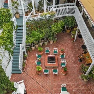 Catalina Courtyard Suites