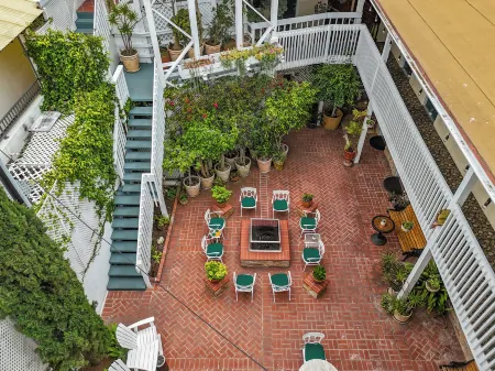 Catalina Courtyard Suites