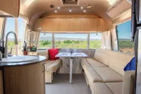 Glamping Airstream, Pool, Hot Tub, BBQ, Mountain Views, Easy access to Sedona!
