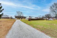Missouri Couple's Retreat: 'Shouse' w/ Patio, Yard - Homestays