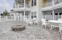 Cozy, convenient poolside by canal and beach .9 m Downtown shops and eateries