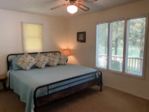 Cabin in Hardy on Kiwanie Lake with fishing boat & kayak, near Spring River Hoteles en Condado de Sharp