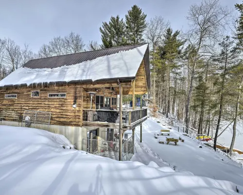 Adirondack Cabin on Private Lake Near Glenfield! Ξενοδοχεία στην πόλη Greig