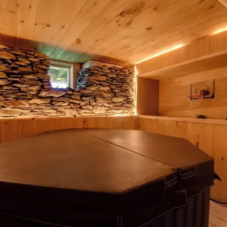 Indoor Hot Tub: Sugarbush Retreat on Lincoln Peak