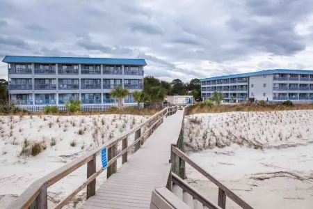 Oceanfront Condo with beautiful Sunsets - Dolphins, Pools, and family fun Отели рядом с достопримечательностью «Cockspur Island Lighthouse»