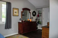 Charming 1-bedroom cottage lake views/access, Malletts Bay Colchester, AC, WiFi