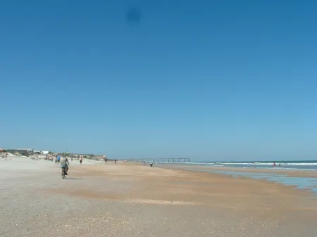 CHARMING 2/2 COTTAGE JUST A SHORT WALK TO THE BEACH/PET FRIENDLY/ WIFI