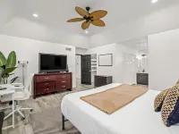 Hot Tub, Game Room - 3 Bed: 2 Bath near Fig Garden Loop!