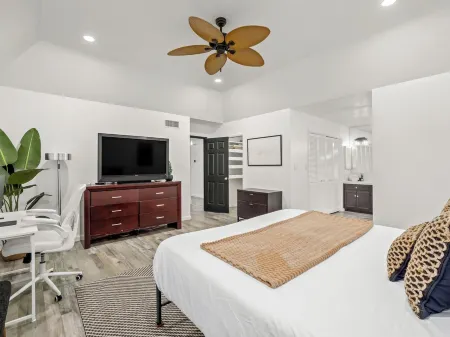 Hot Tub, Game Room - 3 Bed: 2 Bath near Fig Garden Loop! Отели рядом с достопримечательностью «Deran Koligian Stadium»