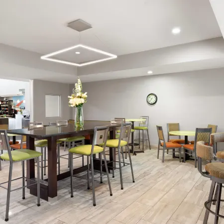 La Quinta Inn & Suites by Wyndham Columbus - Edinburgh