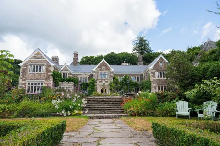 Lewtrenchard Manor Отели в г. Сортон