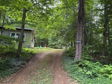 Charming private cottage in Sanbornton with beach access to Lake Winnisquam.
