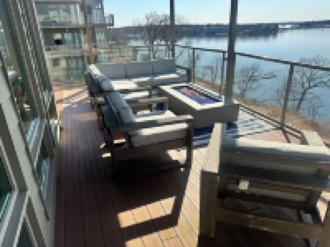 Charming lake front 3-bedroom condo in Arnolds Park with fitness room, WiFi 阿諾茲帕克酒店