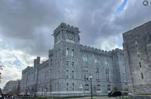 Stylish 2BR Retreat Steps from Thayer gate FREE private parking/WiFi Hotels in Highlands