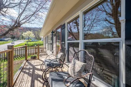 2 Homes - 4 Beds /2 BAs - Easy Walk to Downtown West Jefferson.