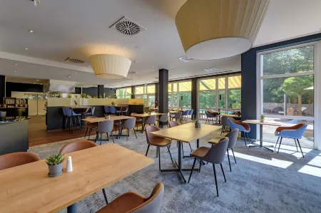 Leonardo Hotel Hannover Medical Park Отели рядом с достопримечательностью «Штадтпарк Ганновер»