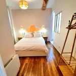 Alba - Appartement en Hyper Centre Avec Terrasse, Parking et Local à Vélos فنادق في Tonnerre