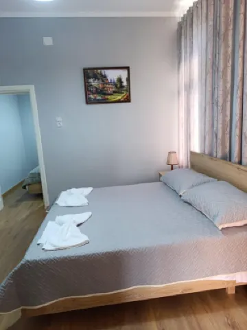 Charming 2-bedroom lake house with WiFi and AC in enchanting Pogradec, Albania Hotels in Pogradec