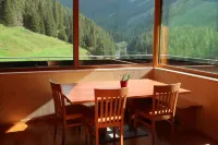 Rumwaldhof Edelweiss 82-m² apartment with unique view of Ortles Hotels in Stilfs