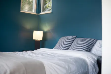 Peaceful right on the water, private beach & dock Отели в г. Редмонд