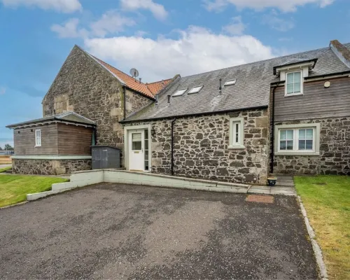 10mins to St Andrews & Dundee. 5mins to Tentsmuir Forest and beach. Hotels in Leuchars