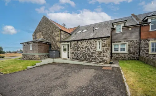 10mins to St Andrews & Dundee. 5mins to Tentsmuir Forest and beach. Hotels in Leuchars