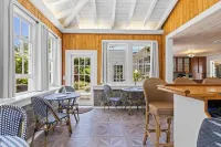 Spacious 6-bedroom house in brilliant Hawi with WiFi, fitness room فنادق في هاوي