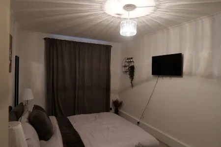 Family friendly luxury Wimbledon 2 bedroom apartment, off the broadway!