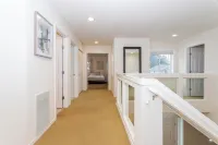 Luxury Pet-Friendly 4 BR with Hot Tub & Game Room