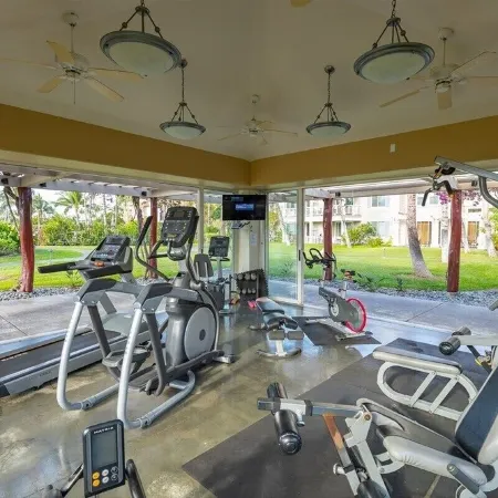Lovely 2nd Floor Unit On Golf Course, Easy walk to Beach, Restaurants, Shopping