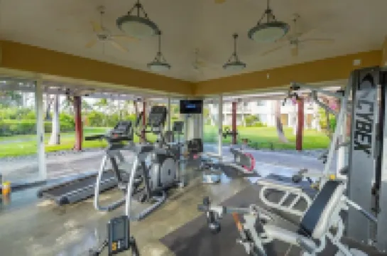 Lovely 2nd Floor Unit On Golf Course, Easy walk to Beach, Restaurants, Shopping