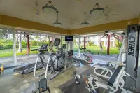 Lovely 2nd Floor Unit On Golf Course, Easy walk to Beach, Restaurants, Shopping